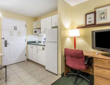Suburban Studios Cape Coral - 12