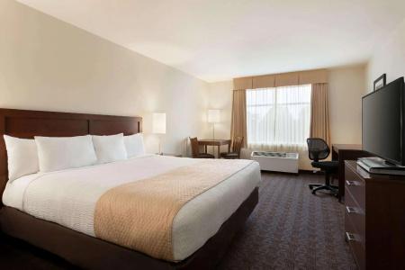 Days Inn by Wyndham Airport - 18