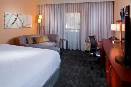 Courtyard by Marriott - 26