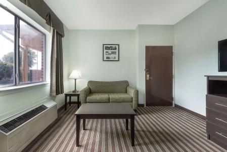 Days Inn & Suites by Wyndham Dallas - 5