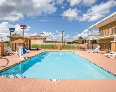 Econo Inn & Suites - 14