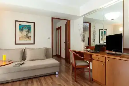Best Western Plus Plaza - 86