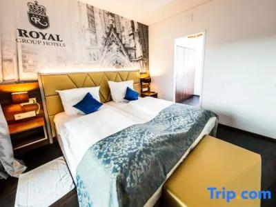 Best Western Plus Royal Suites - 23