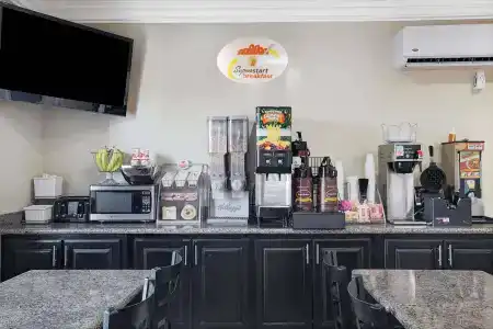 Super 8 by Wyndham Houston North I-45 - 13