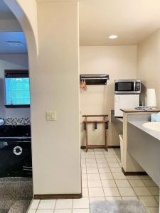 Breakers Boutique Inn - 127