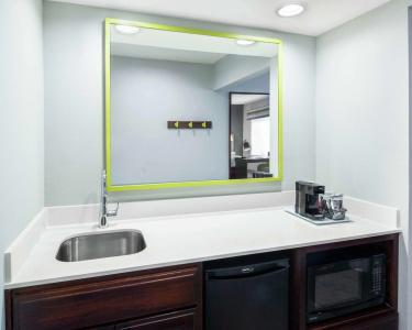 Hampton Inn & Suites - 19