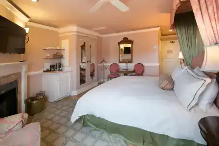 Spindrift Inn - 2