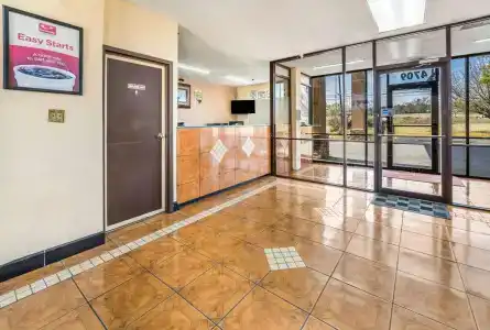 Econo Inn & Suites - 10