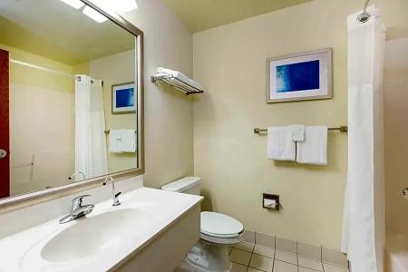 Baymont by Wyndham Airport - 41