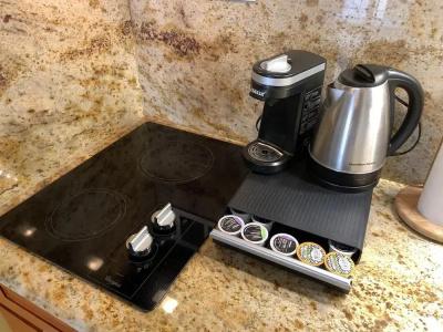 Tropical Studios At Marine Surf Waikiki - Free Parking - Best Location - Full Kitchen - Swimming Pool - 189
