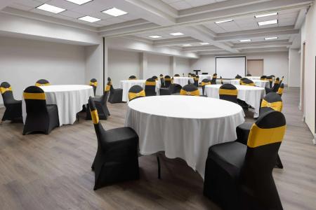 Days Inn & Suites by Wyndham - 13