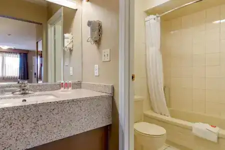 Econo Inn & Suites - - 64