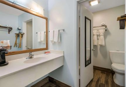 Econo Inn & Suites - 10