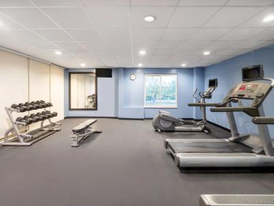 Fairfield Inn West - 20