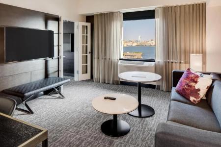 DoubleTree by Hilton & Suites - 38