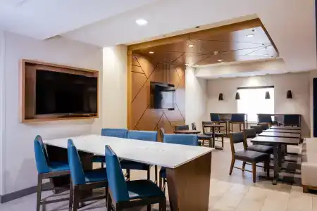 Holiday Inn Express & Suites West - 23