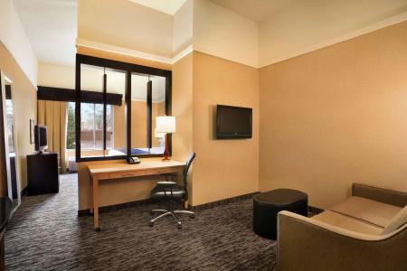 DoubleTree by Hilton Airport - 5