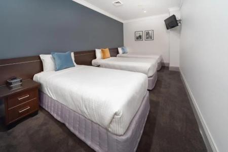 Hyde Park Inn - 106