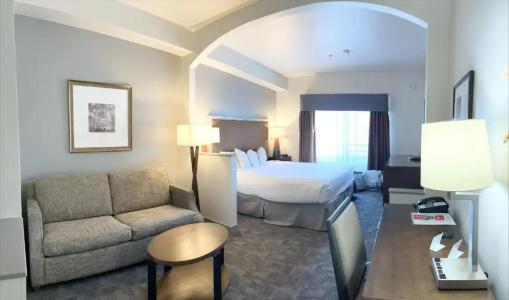 Ramada by Wyndham - 28