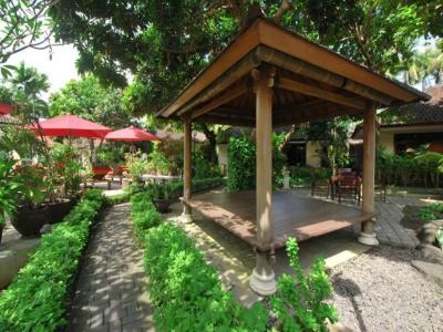 Yulia Beach Inn Kuta - 22