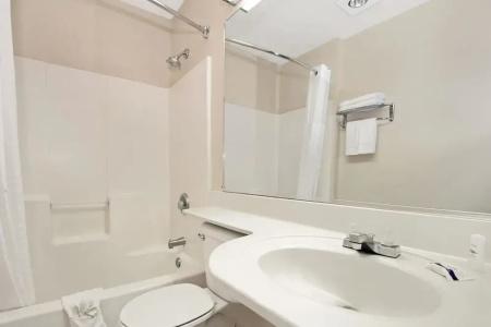 Microtel Inn & Suites by Wyndham West - 19