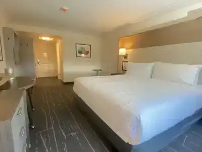 Elk Lake Inn & Suites - 54