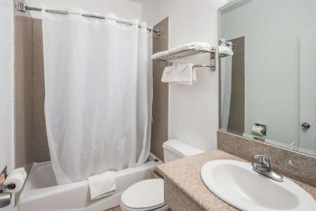 Rodeway Inn & Suites - - 7