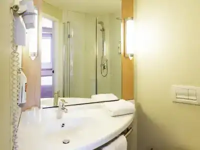 Ibis Oviedo - 25
