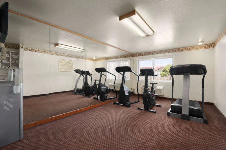 Super 8 by Wyndham Austin North/University Area - 11