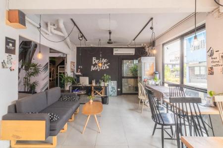 Beige Poshtels + Netflix - 28