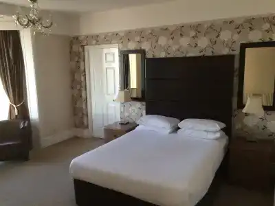 Queens & Spa - 1