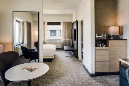DoubleTree by Hilton & Suites - 35