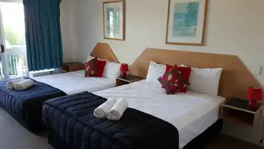 Outrigger Burleigh - 42