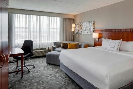 Courtyard by Marriott Boston Logan Airport - 4
