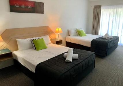 Outrigger Burleigh - 27