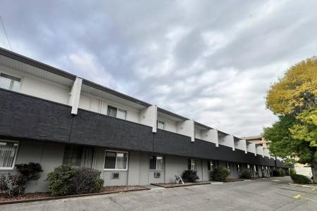 Econo Lodge Village - 35