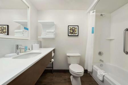 Hampton Inn Portland Airport - 7