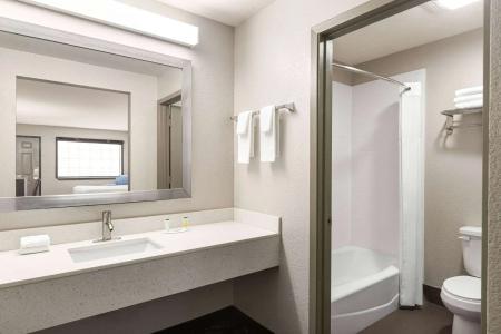 Days Inn by Wyndham San Antonio Near Fiesta Park - 8