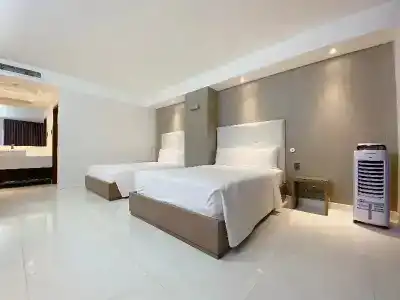The Luxe - 79