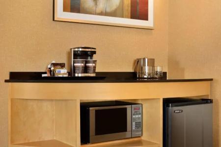 DoubleTree by Hilton Airport - 30
