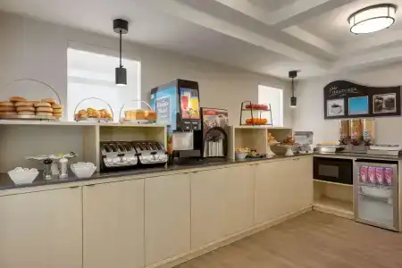 Days Inn by Wyndham Toronto West - 8