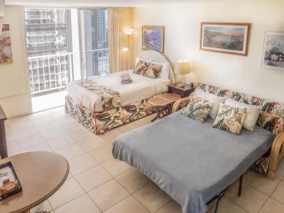 Tropical Studios At Marine Surf Waikiki - Free Parking - Best Location - Full Kitchen - Swimming Pool - 168