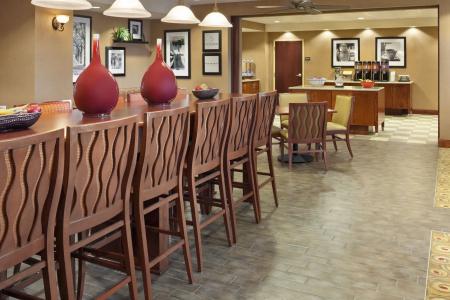 Hampton Inn - Hills - 23