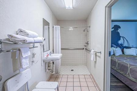 Super 8 by Wyndham Airport - 22