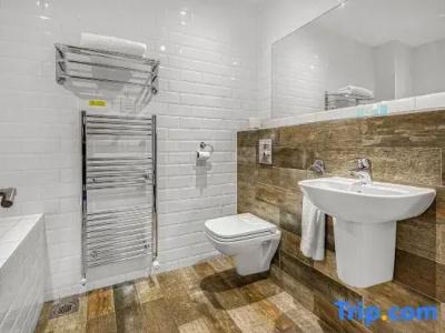 The Ainscow, Bw Premier Collection - 182