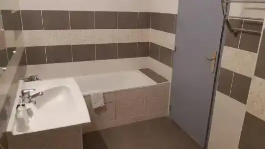 Hôtel Des Arts, Artisanal et Indépendant - 40