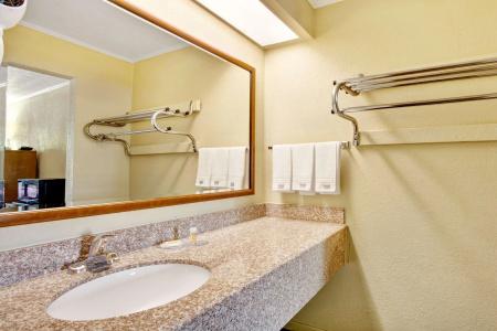 Days Inn by Wyndham West - 6