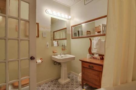 Stone Maiden Inn - 9