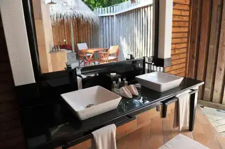 Komandoo Island Resort & Spa - 4