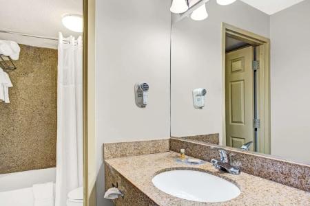 Days Inn by Wyndham Orlando Near Millenia Mall - 26